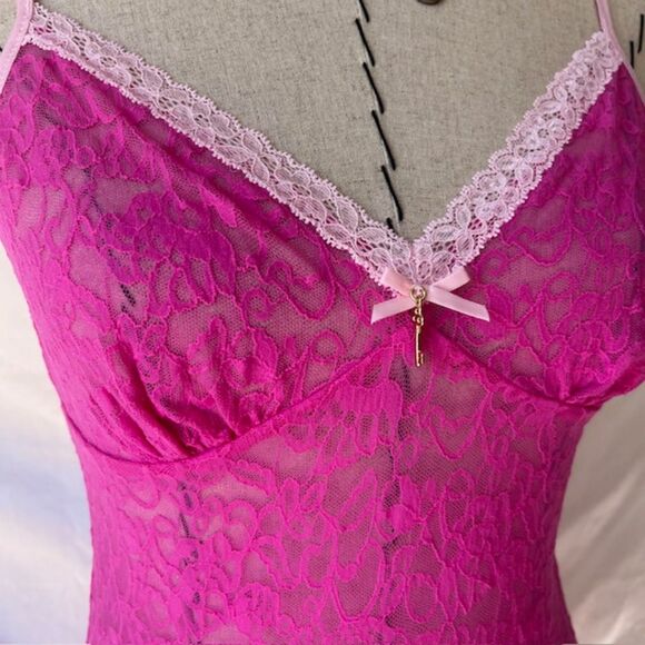 Victoria secret pink lingerie top with charm and lace detail - Picture 2 of 8